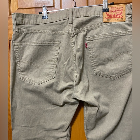 EUC Levi’s 505 Regular Fit Jeans - Picture 3 of 3